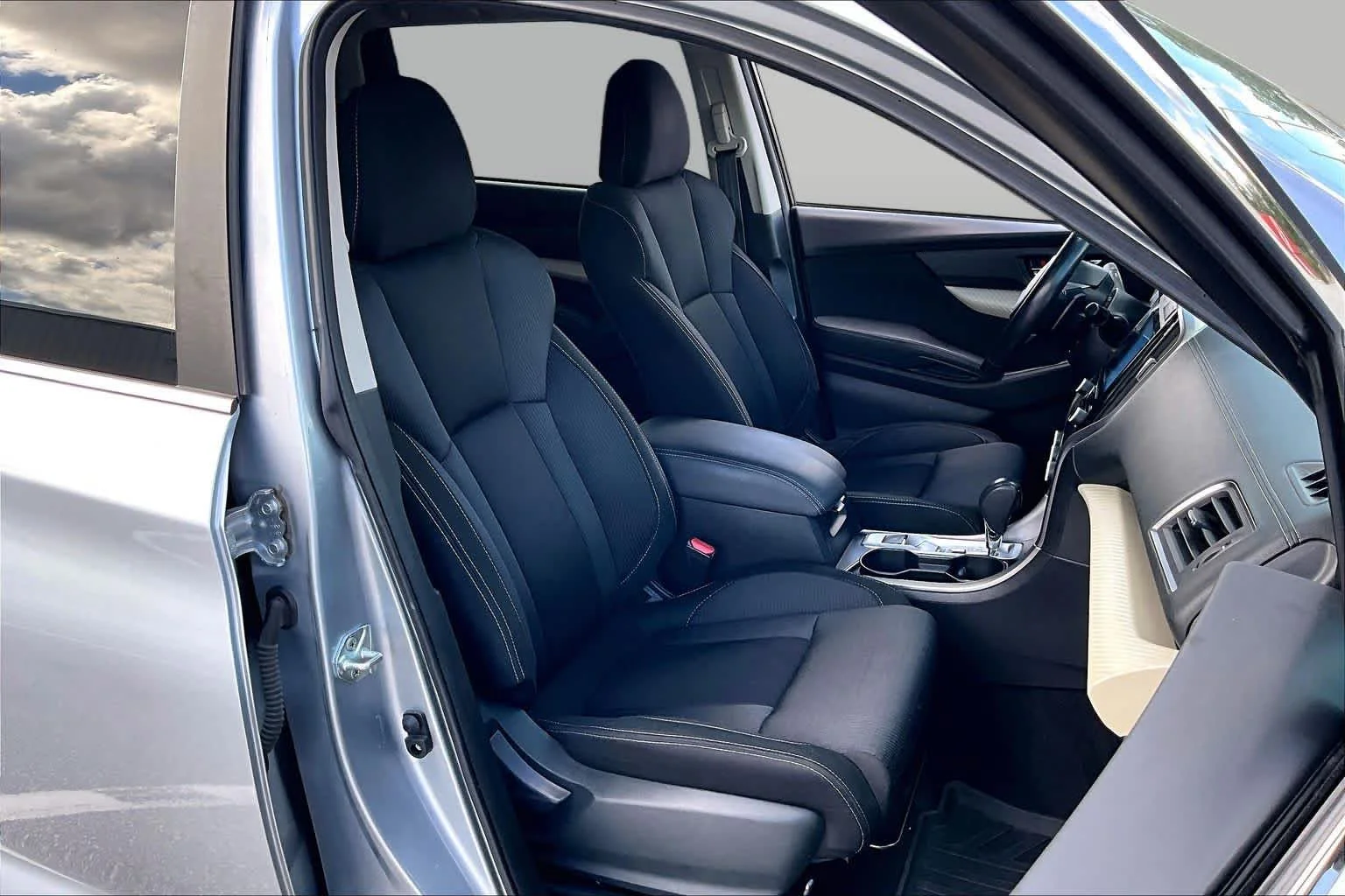 Used 2022 Ice Silver Metallic Subaru Premium image 9