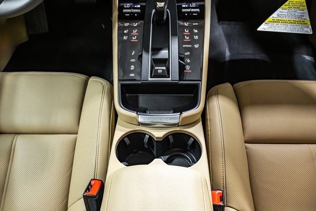 2025 Porsche Macan - Photo 17