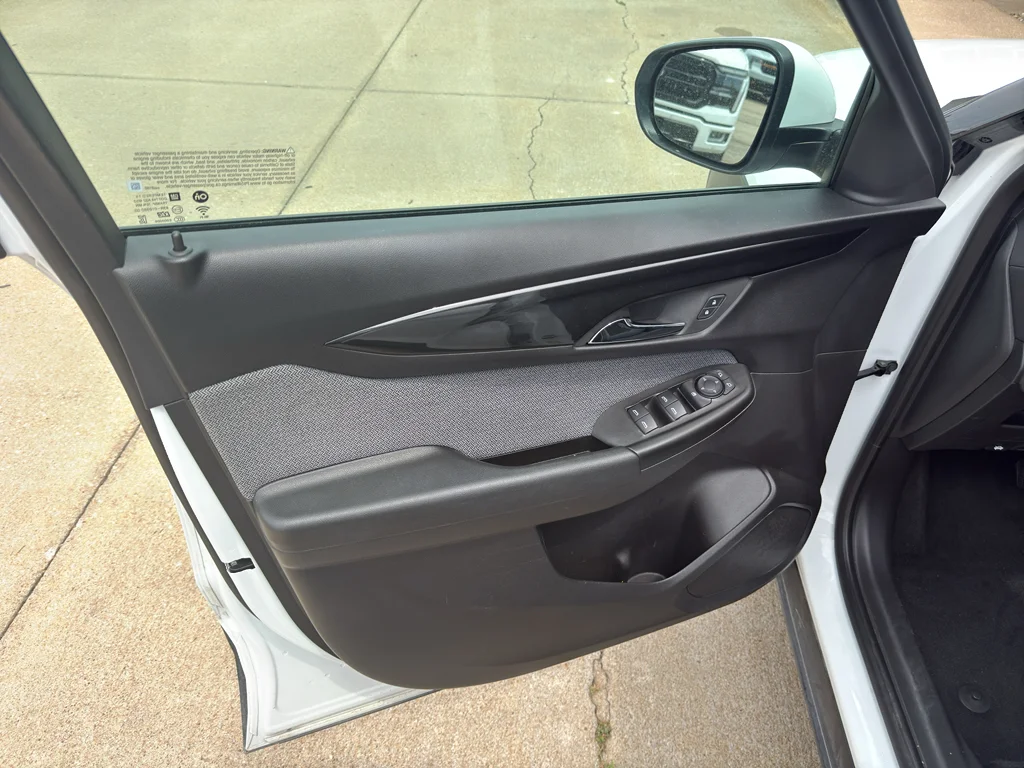 Used 2025 Summit White Chevrolet LT image 11