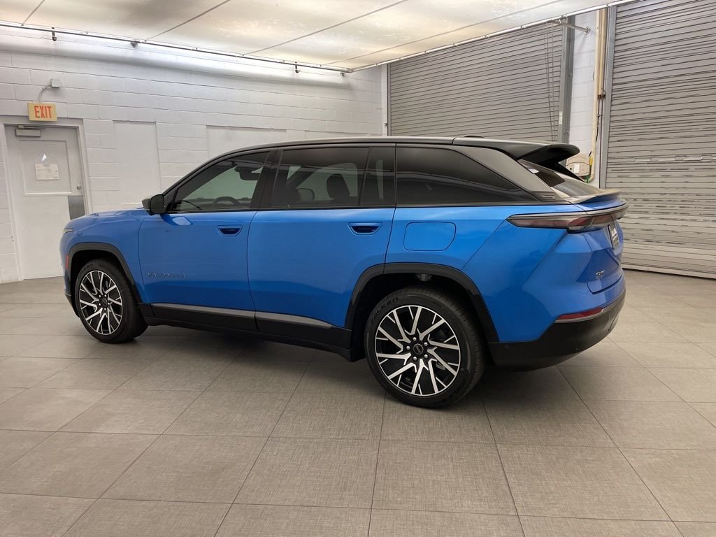 New 2025 Hydro Blue Pearl-Coat Exterior Paint Jeep Limited image 8