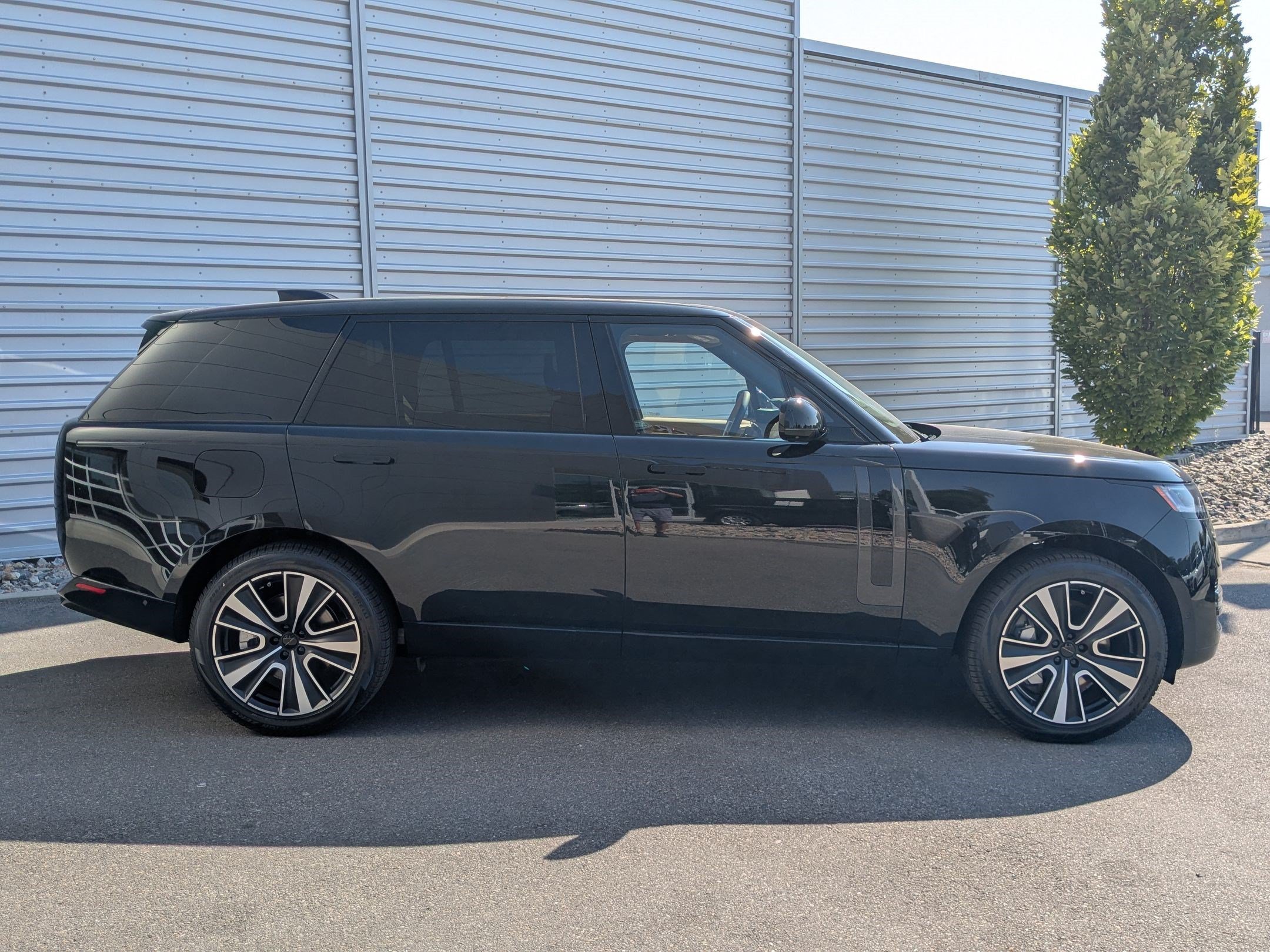 New 2026 Santorini Black Land Rover P530 SE LWB 7 Seat image 4