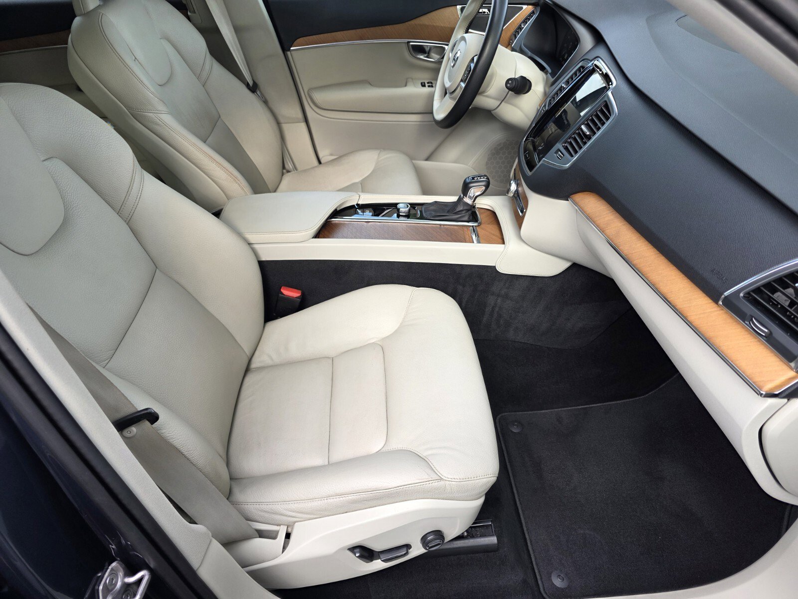 Used 2022 Denim Blue Metallic Volvo Momentum image 3