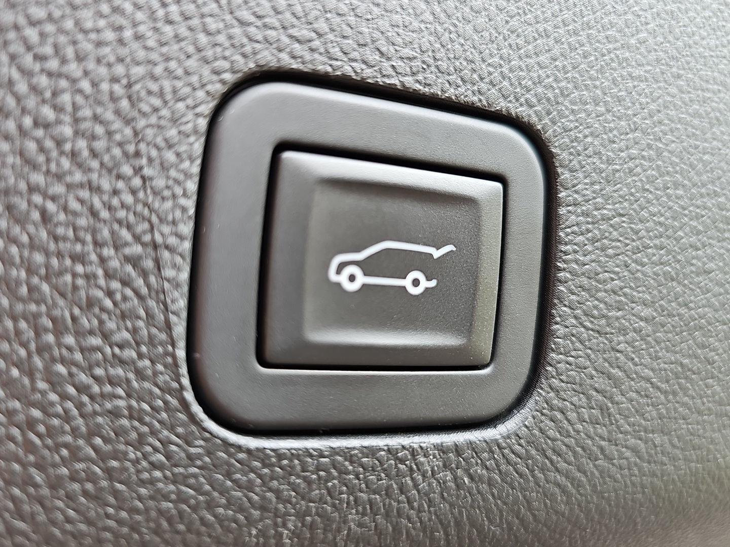 Used 2025 Black Chevrolet Z71 image 31