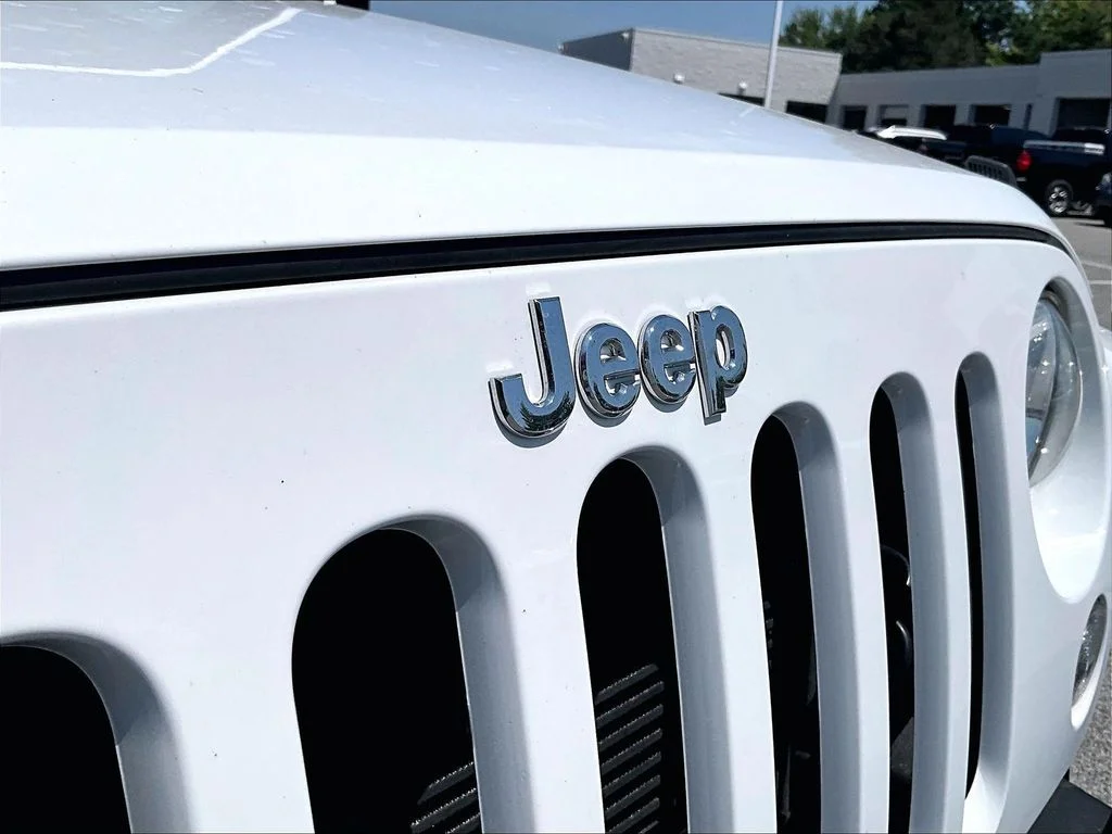 Used 2015 White Jeep Unlimited Sahara image 9