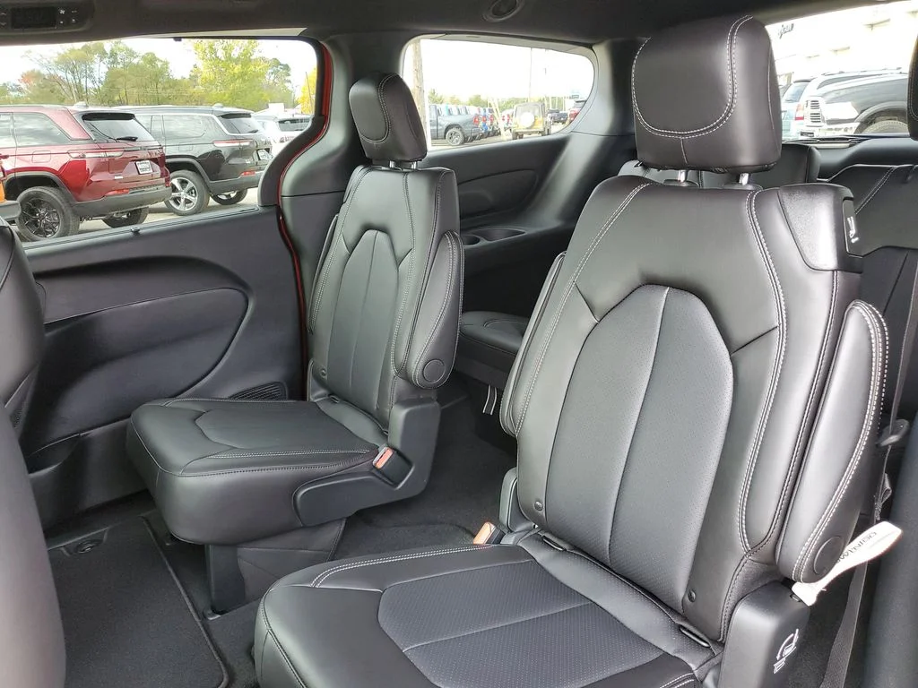 2026 Chrysler Pacifica Select - Photo 32