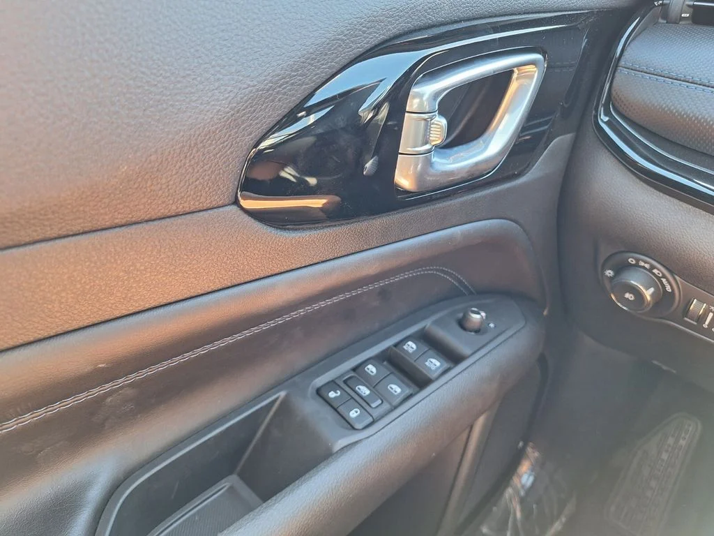 New 2026 Diamond Black Crystal Pearlcoat Jeep Latitude image 23