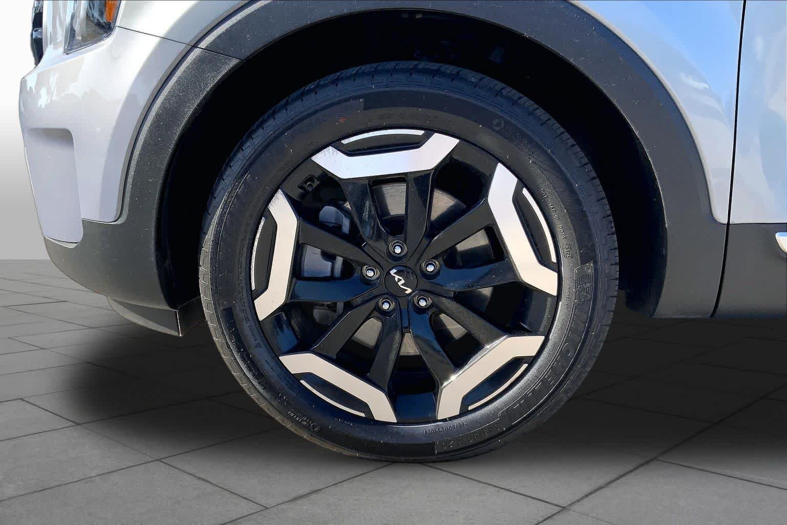 Used 2025 Everlasting Silver Kia S image 11