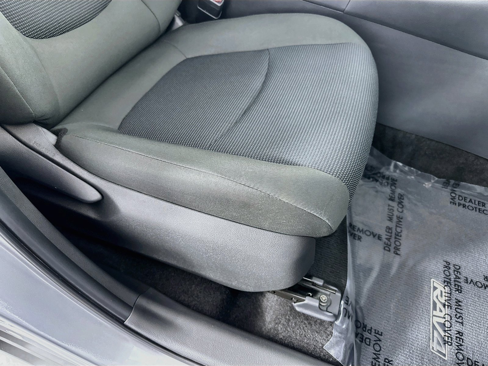 2025 Toyota RAV4 LE - Photo 29