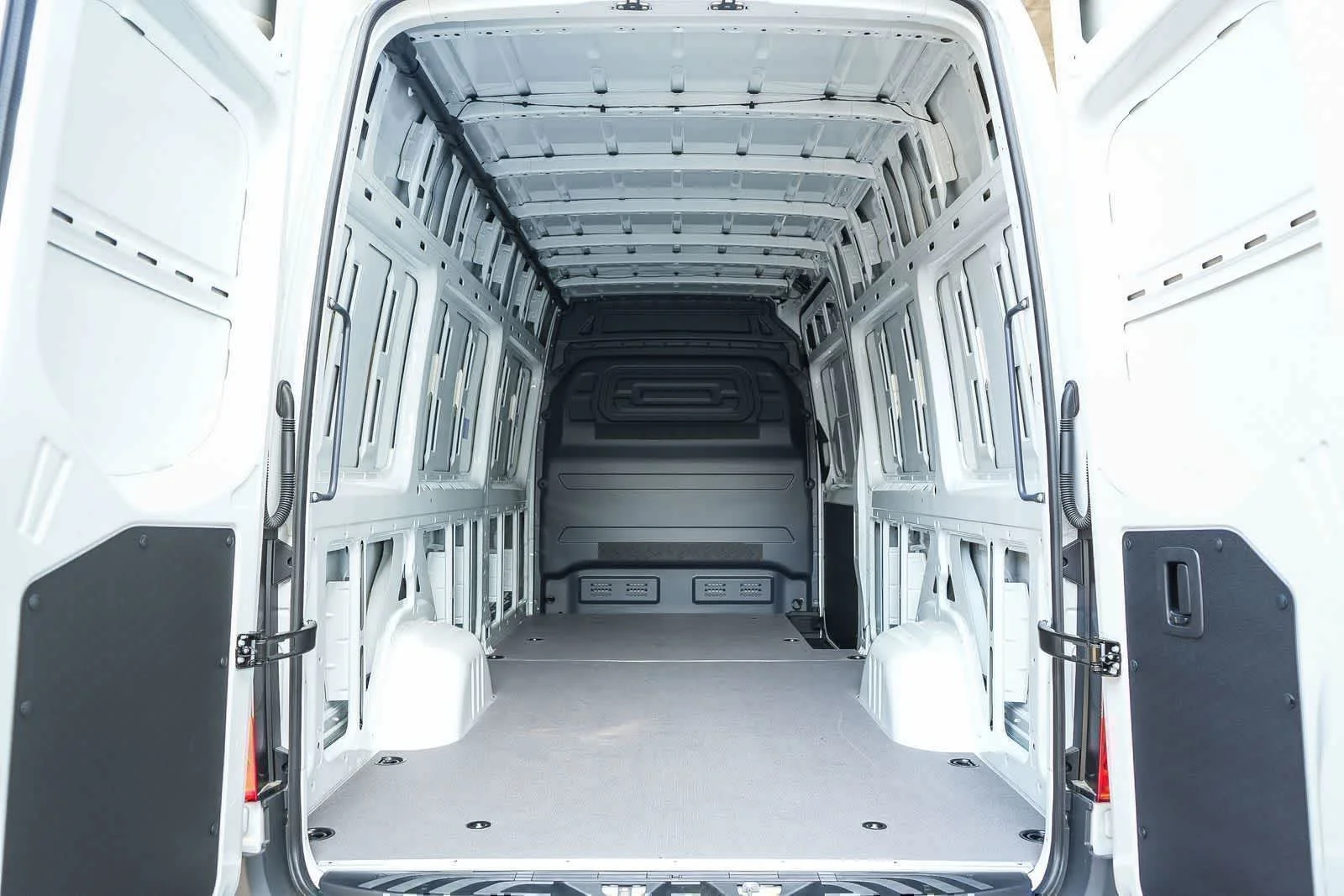 New 2025 Arctic+White Mercedes-Benz Cargo 170WB High Roof 113kW Battery RWD HO Motor image 32