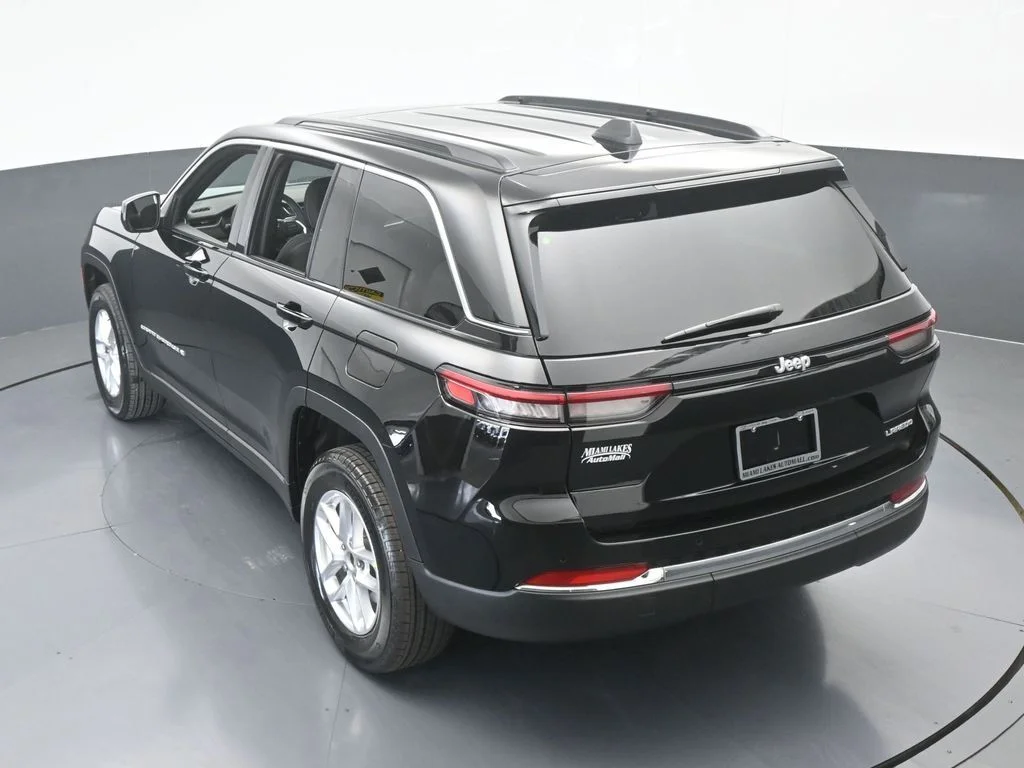 New 2026 Diamond Black Crystal Pearl-Coat Exterior Paint Jeep Laredo X image 47