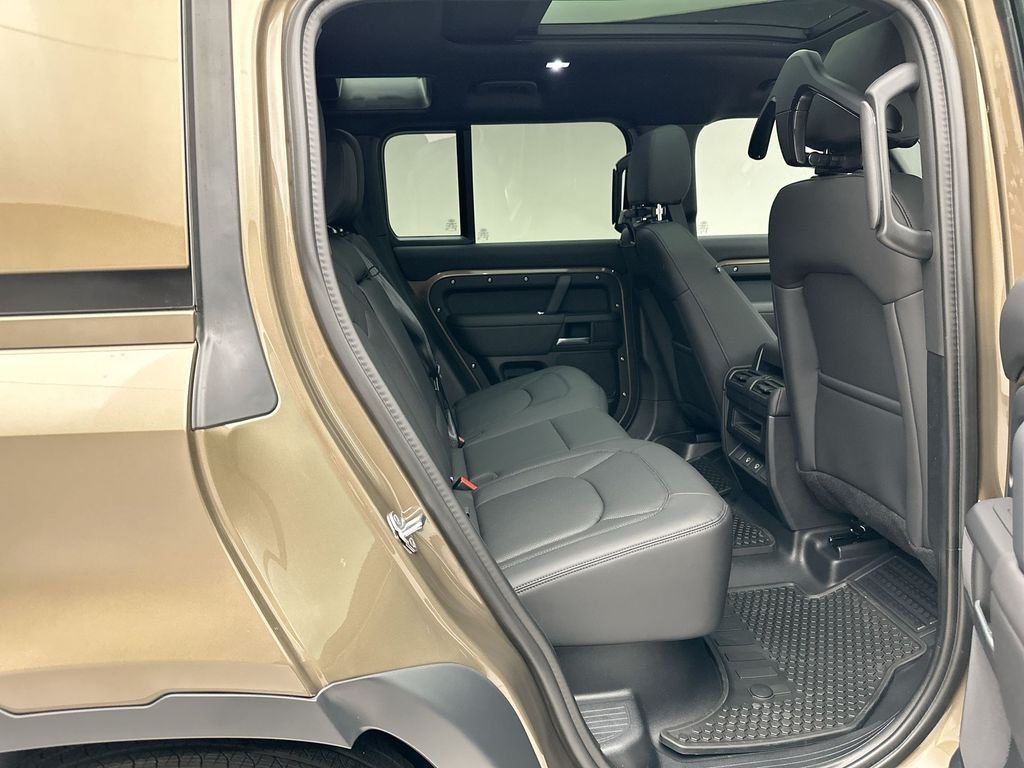 Used 2025 Gondwana Stone Metallic Land Rover S image 6
