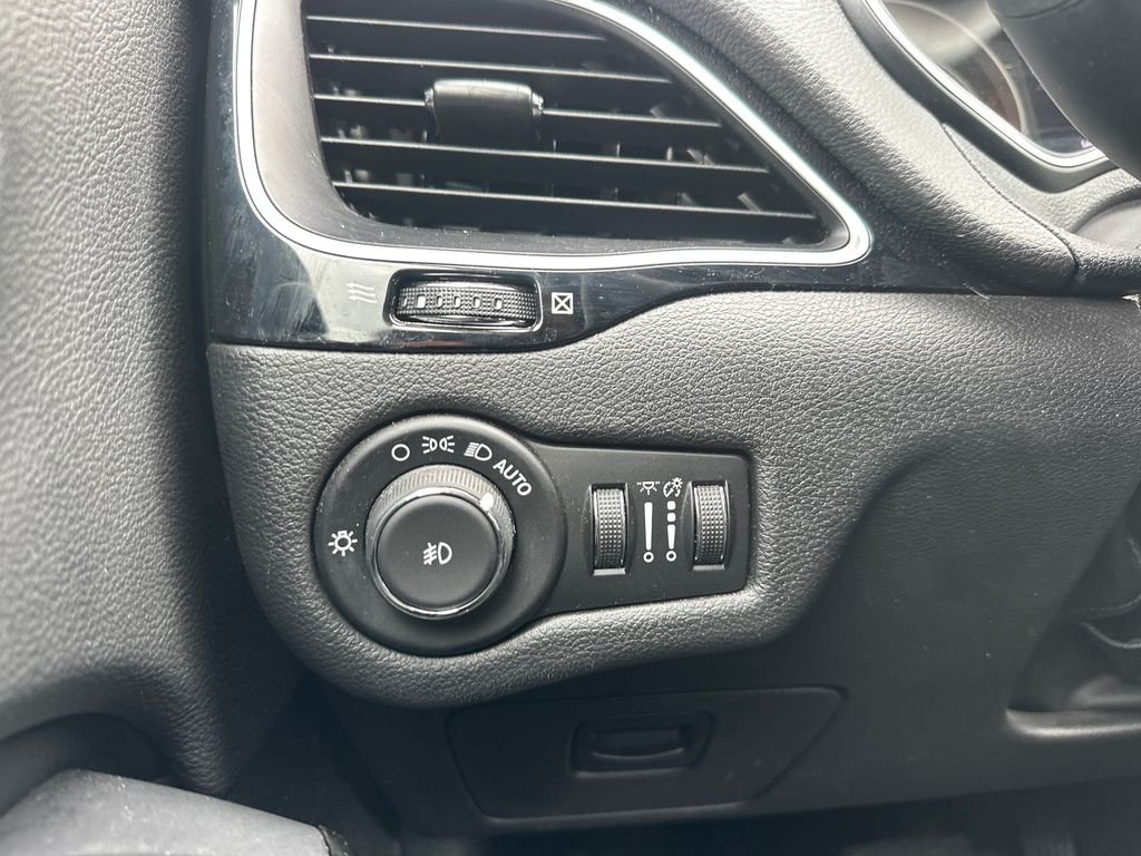 Used 2019 Gray Jeep Latitude Plus image 17