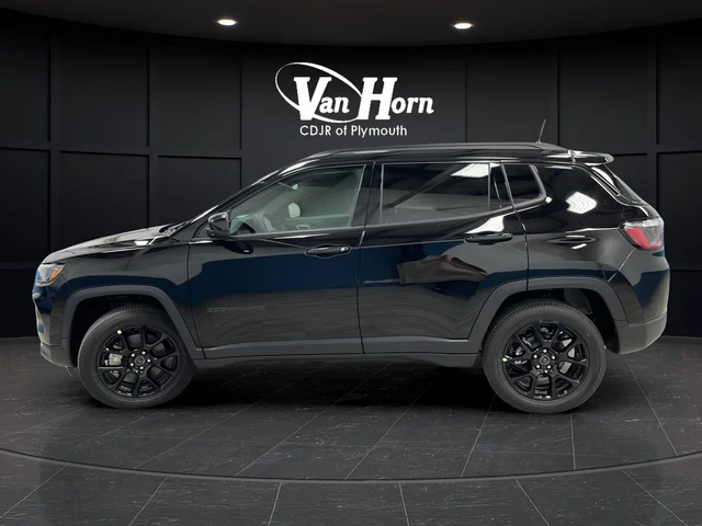 New 2026 Diamond Black Crystal Pearl-Coat Exterior Paint Jeep Latitude image 4