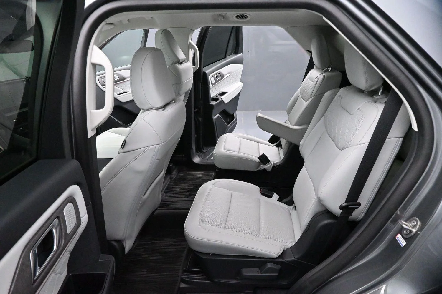 Used 2025 Carbonized Gray Ford Platinum image 31