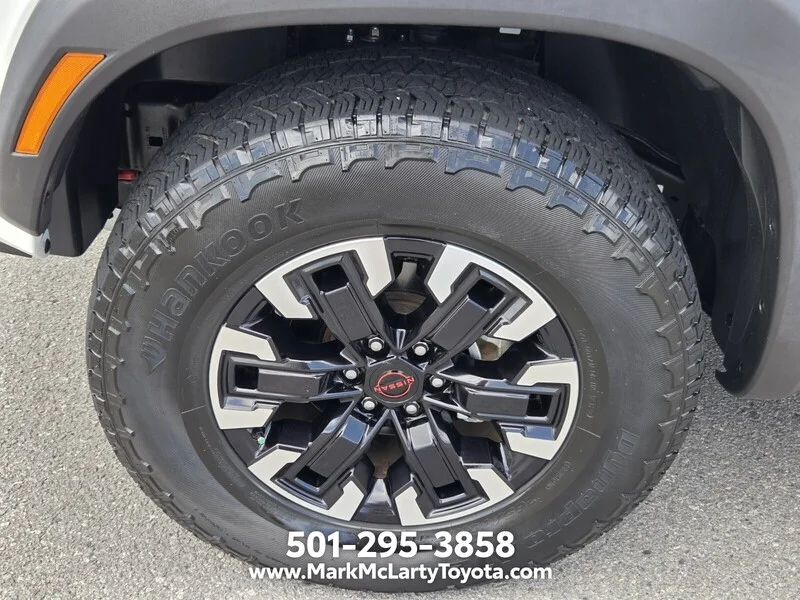 Used 2023 Glacier White NISSAN CREW CAB 4X4 PRO-4X AUTO image 16