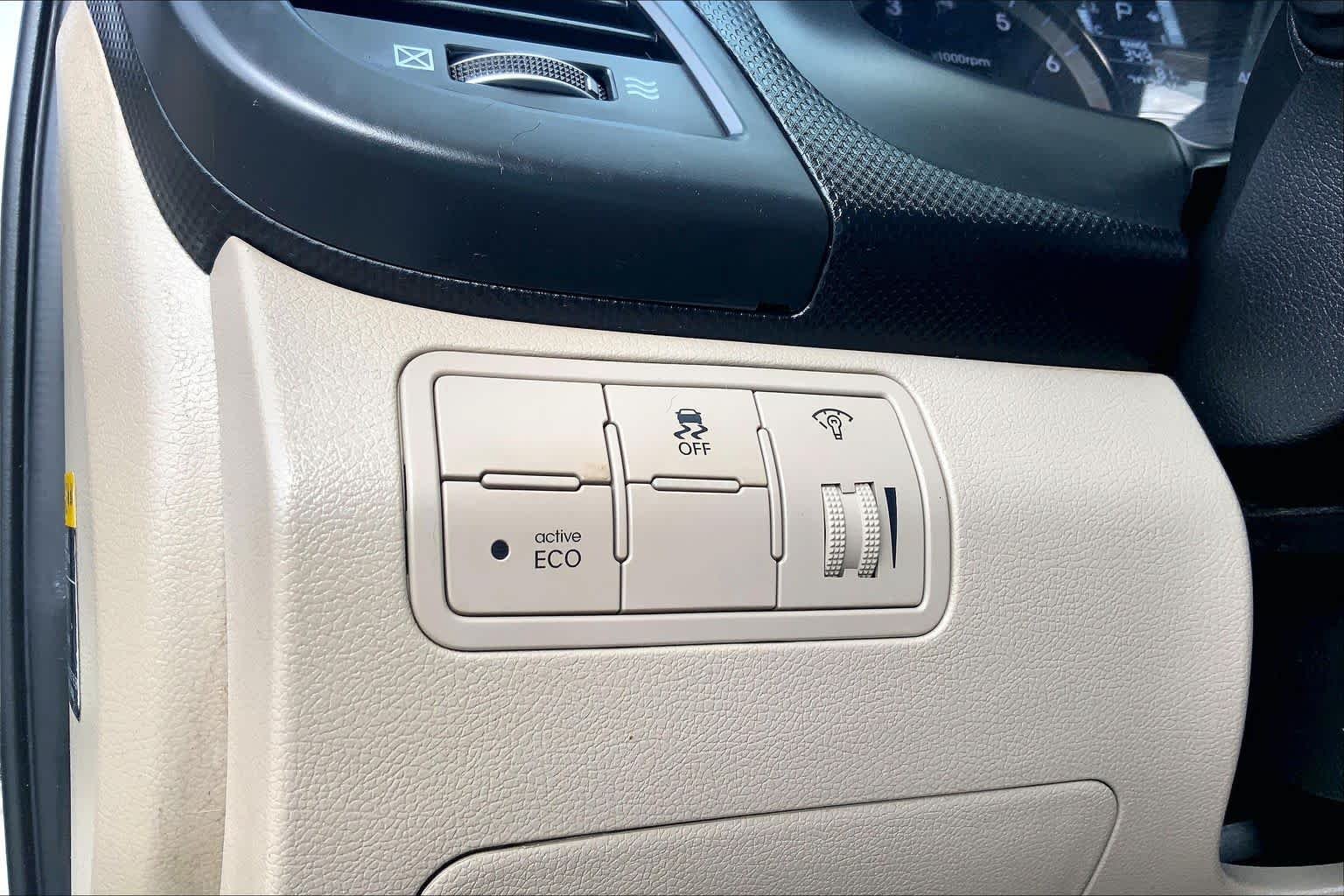 Used 2016 Misty Beige Metallic Hyundai SE image 27