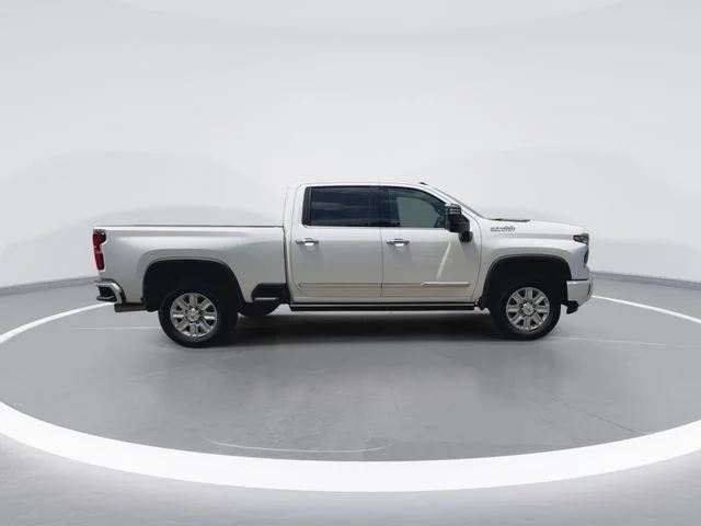Used 2025 Beige Chevrolet High Country image 13