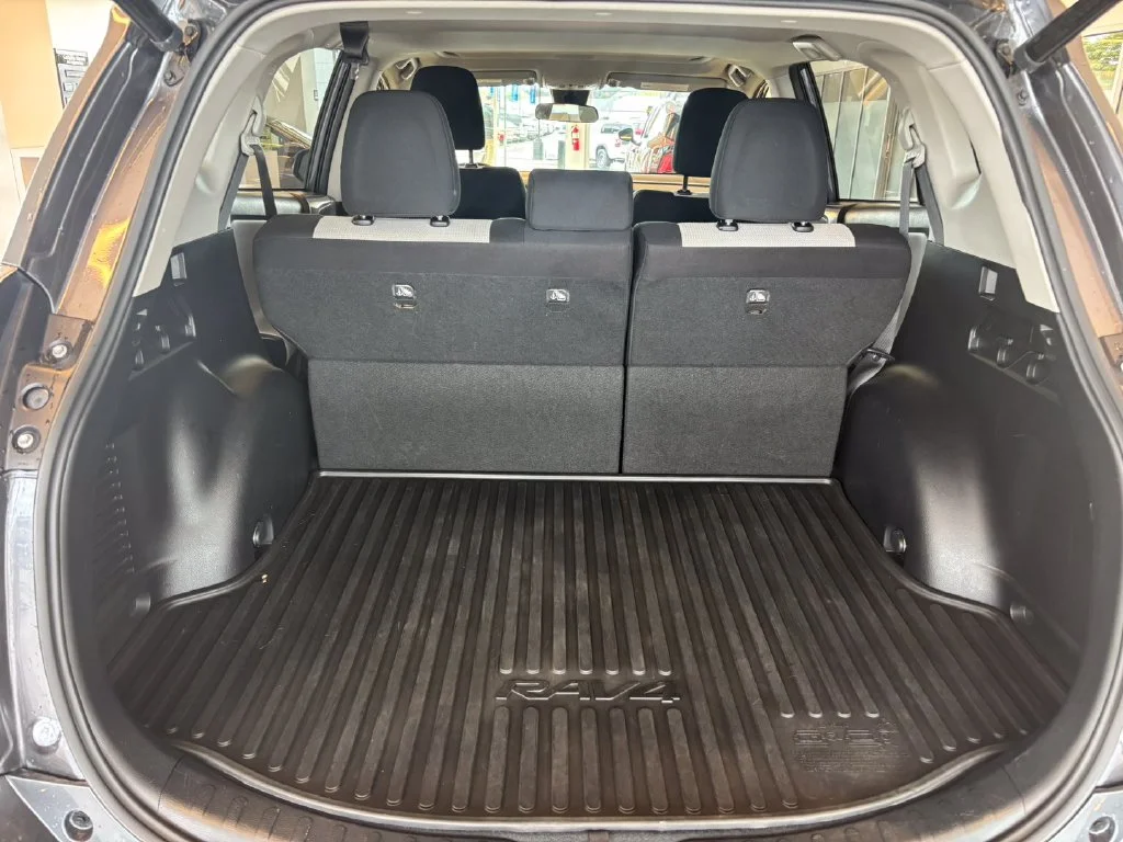 Used 2017 Gray Toyota XLE image 29