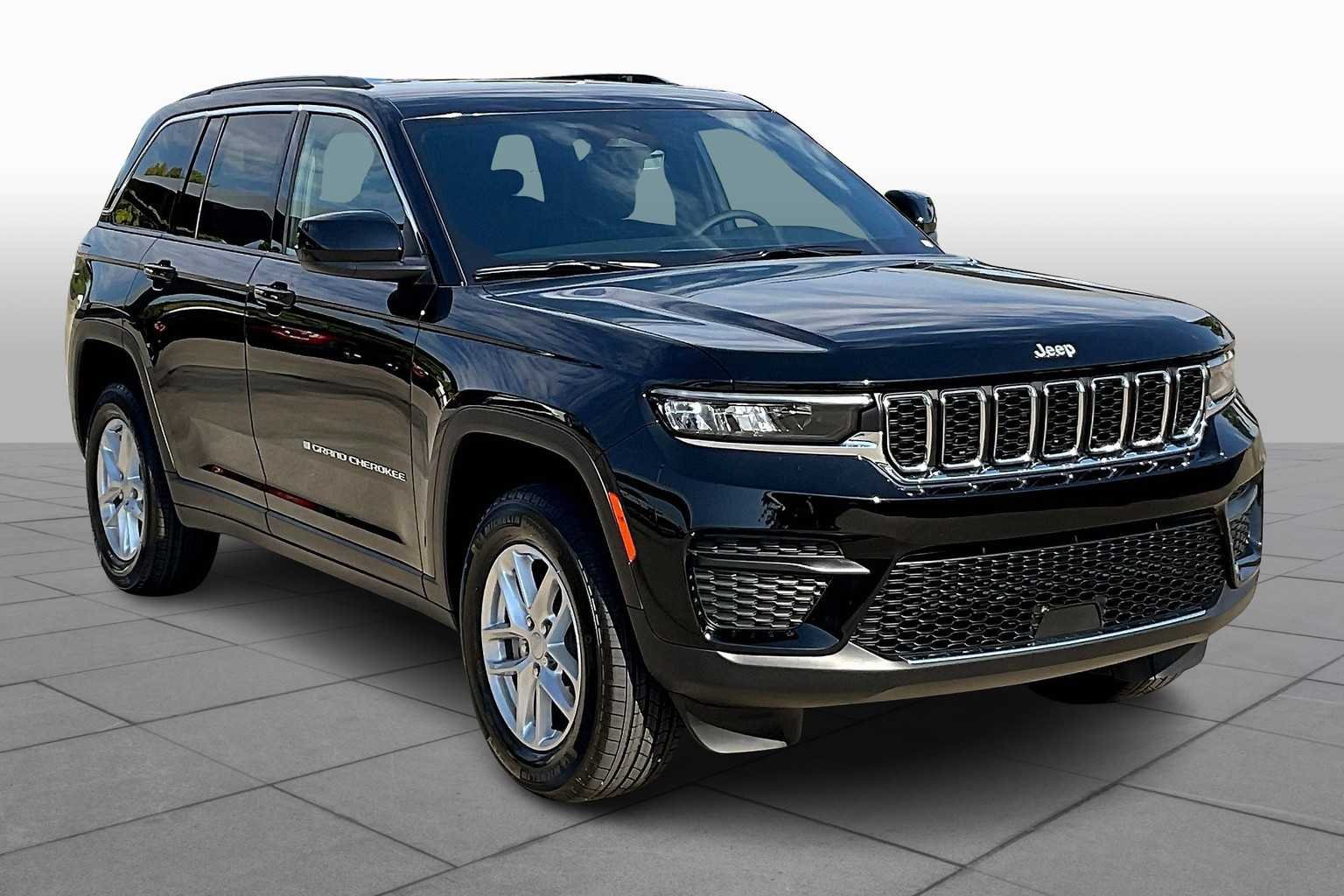New 2025 Diamond Black Crystal Pearl-Coat Exterior Paint Jeep Laredo X image 2