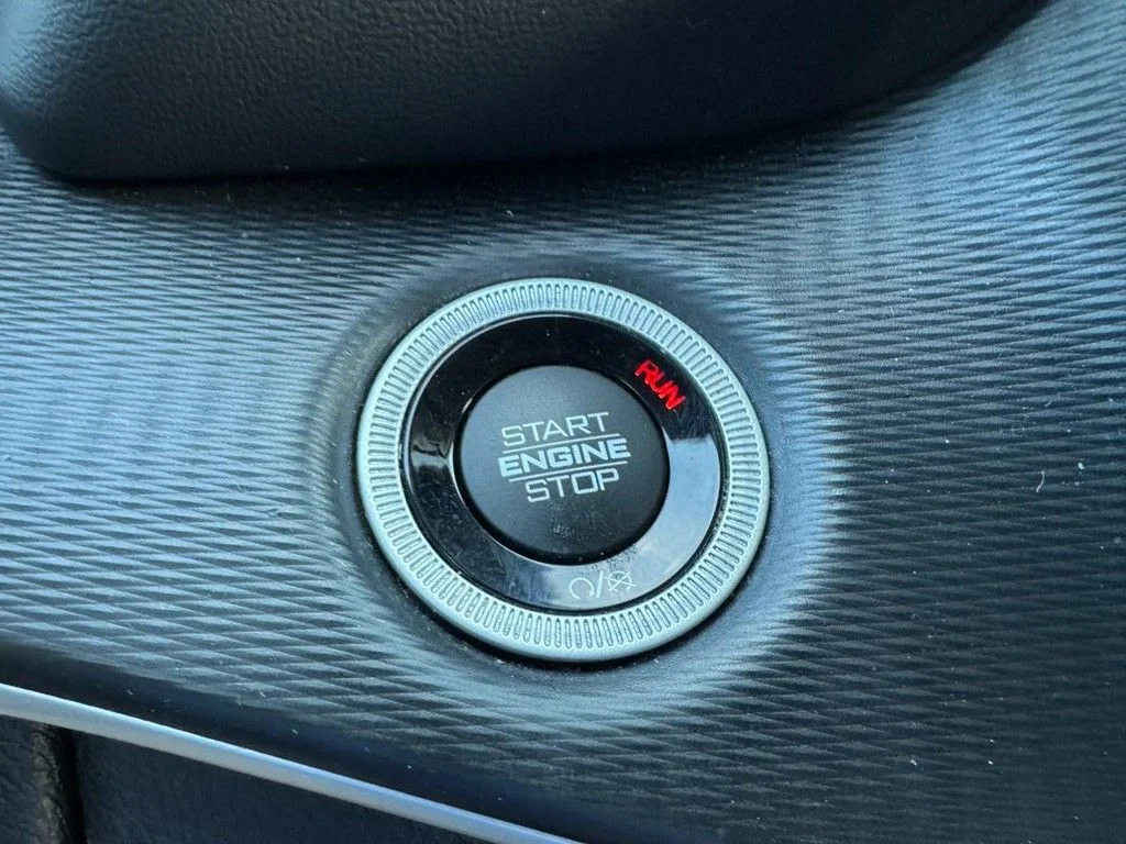 Used 2023 Red Jeep Altitude image 21