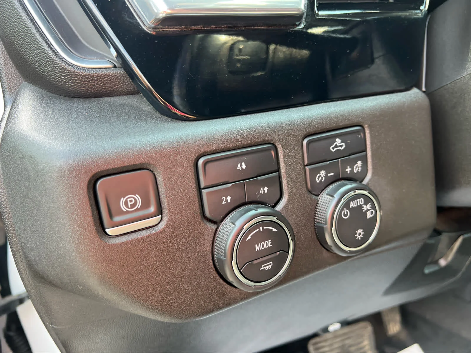 Used 2024 Summit White Chevrolet LT image 15