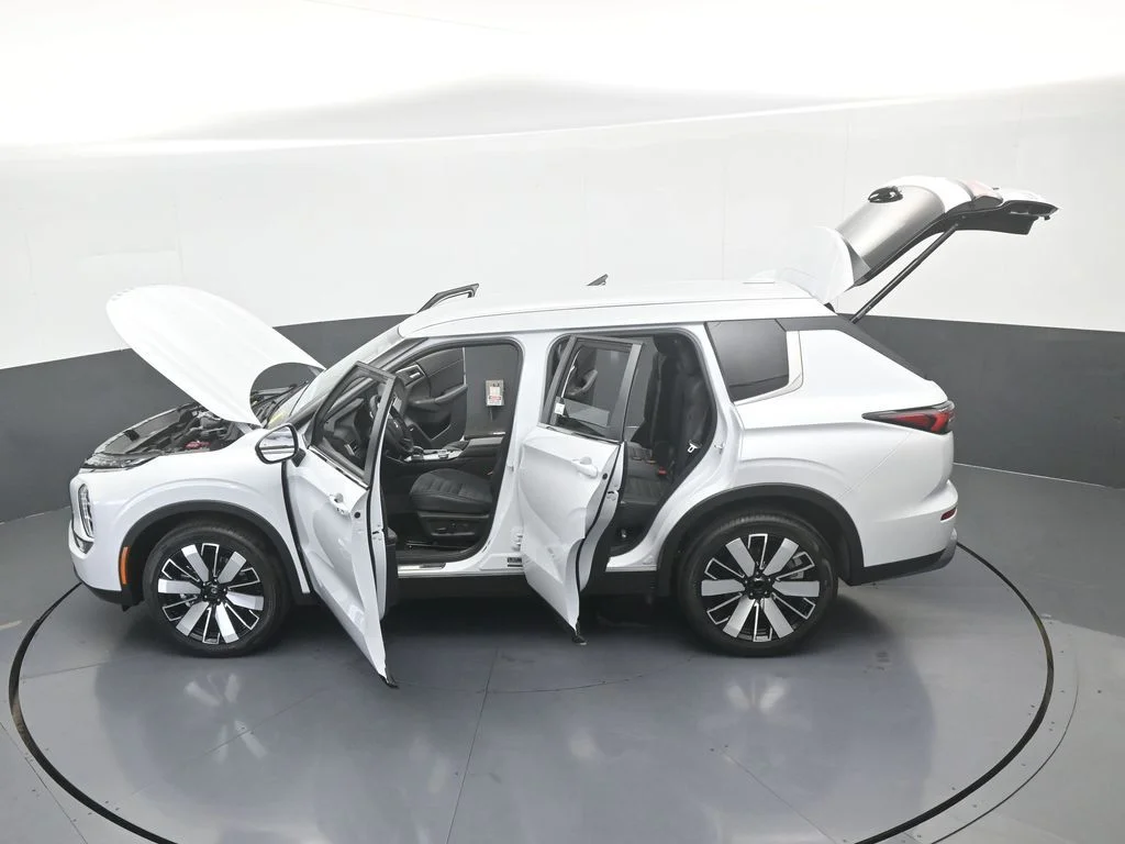 New 2026 Diamond White Mitsubishi SE image 74