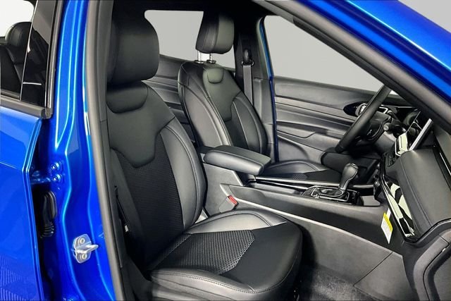 New 2026 Hydro Blue Pearl-Coat Exterior Paint Jeep Latitude image 12