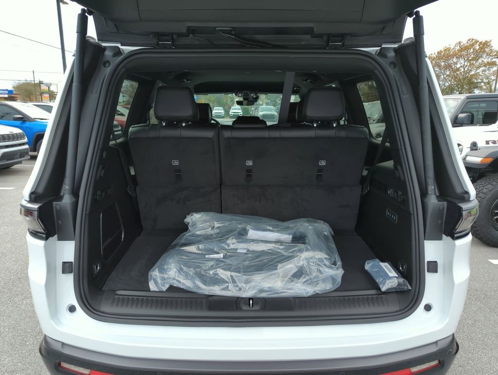 New 2026 Bright White Clear-Coat Exterior Paint Jeep Limited Altitude image 30