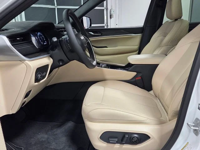New 2026 Bright White Clear-Coat Exterior Paint Jeep Limited image 5