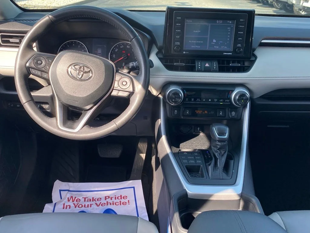 Used 2020 Silver Toyota XLE Premium image 9