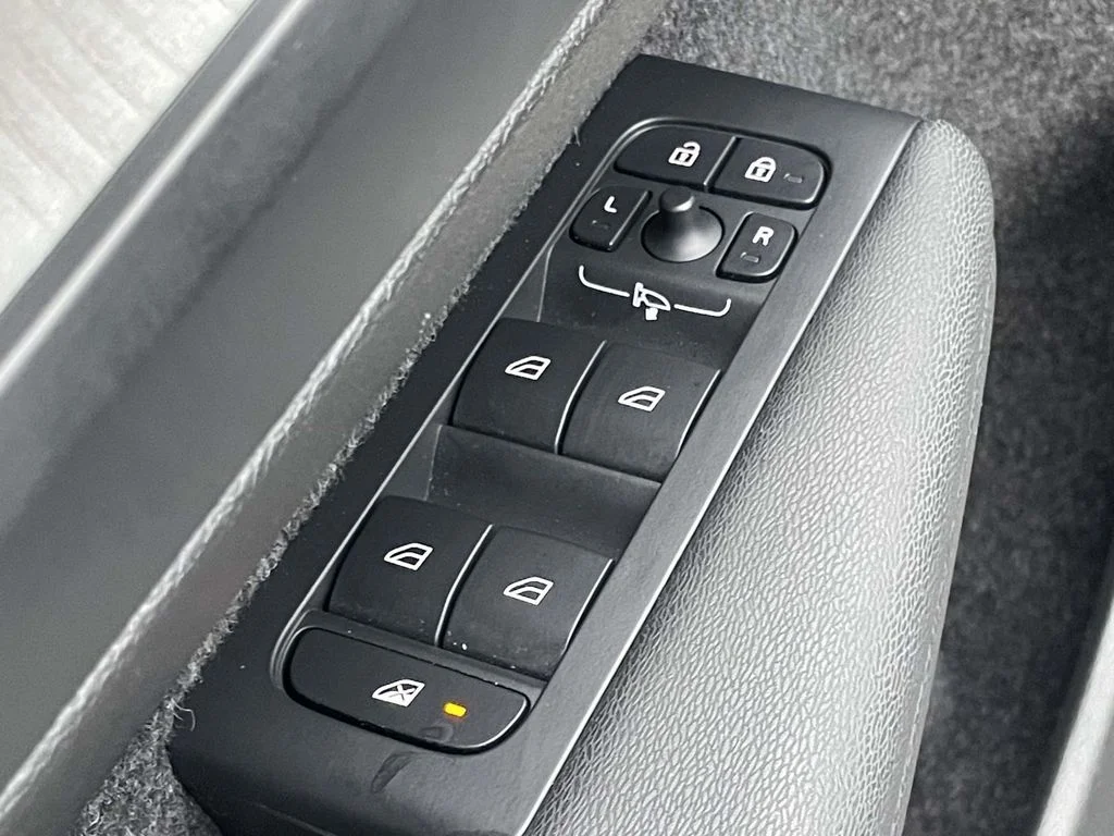 Certified Used 2025 Vapour Grey Volvo Plus image 6