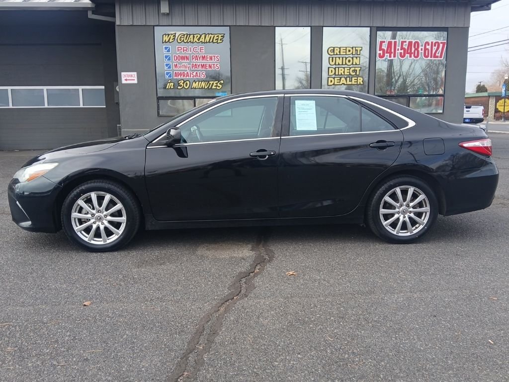 2016 Toyota Camry LE photo 2