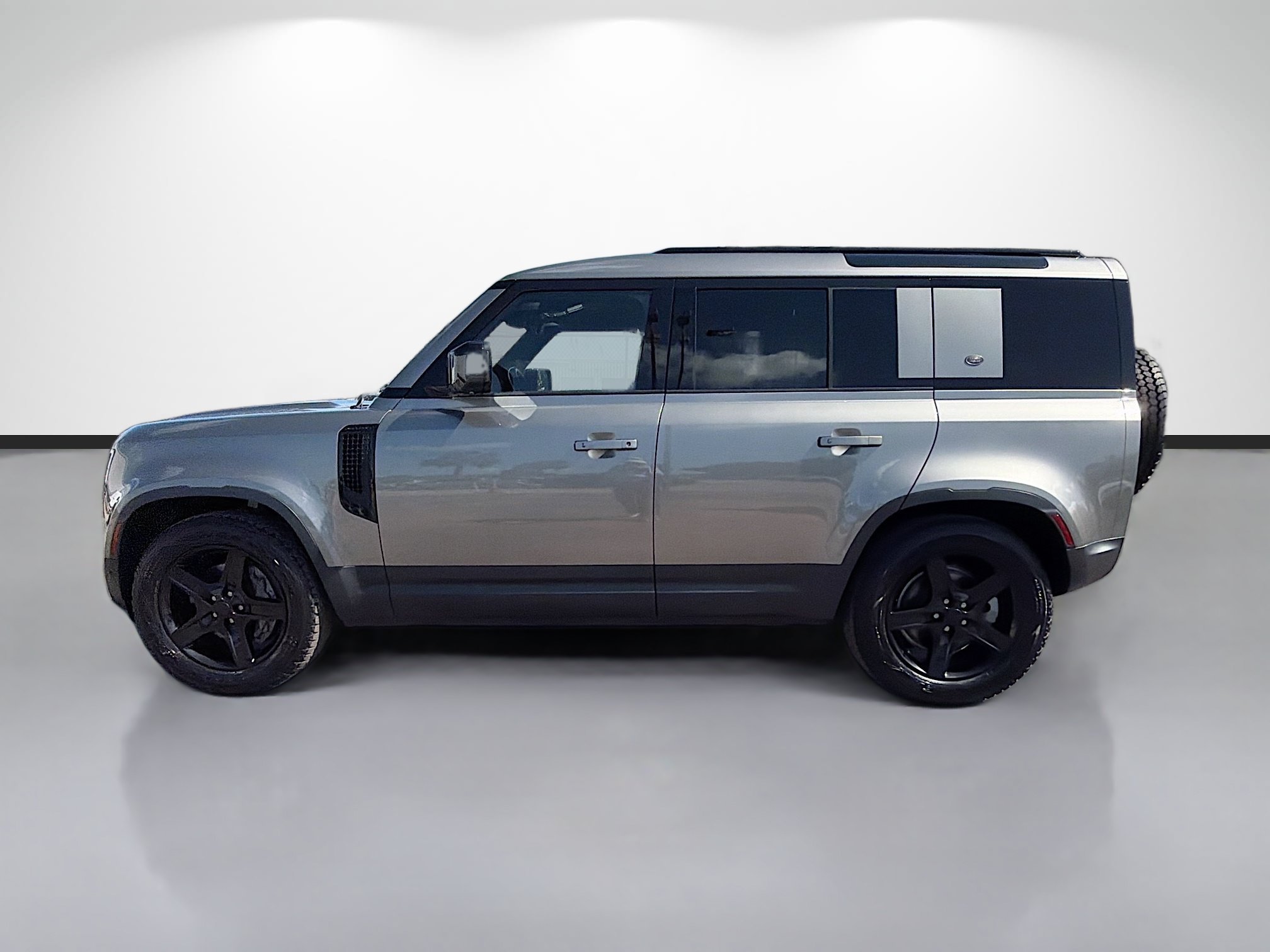 Used 2023 Silicon Silver Premium Metallic Land Rover SE image 6