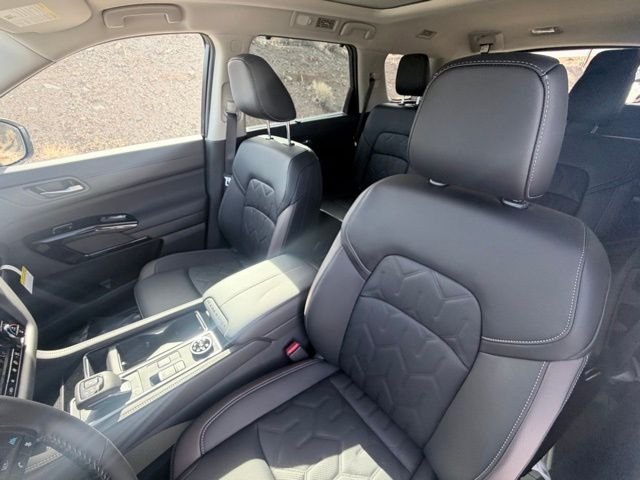 New 2026 Everest White Pearl TriCoat Nissan Platinum image 25