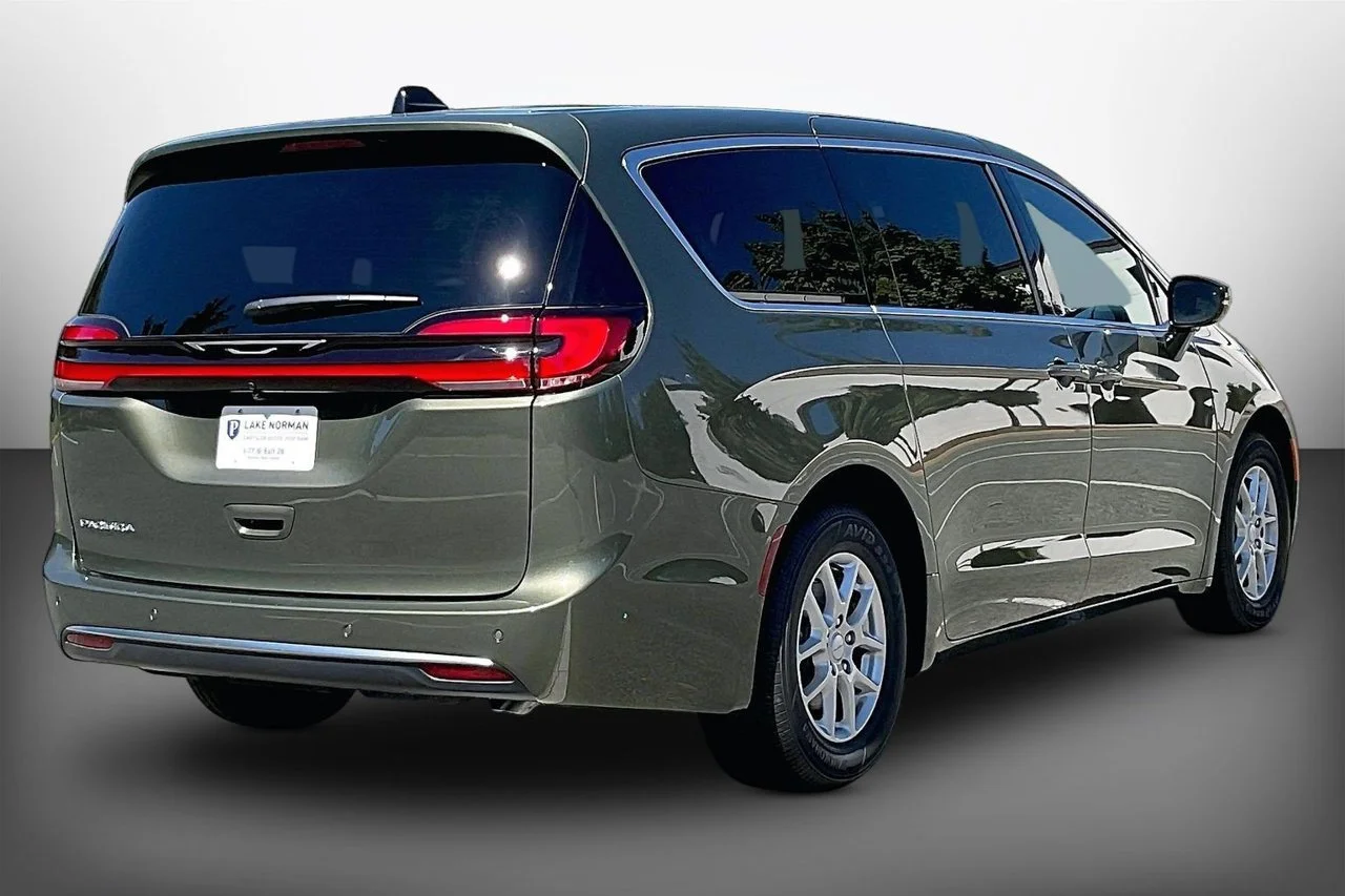 New 2027 Olive Green Pearl-Coat Paint Chrysler Select image 8