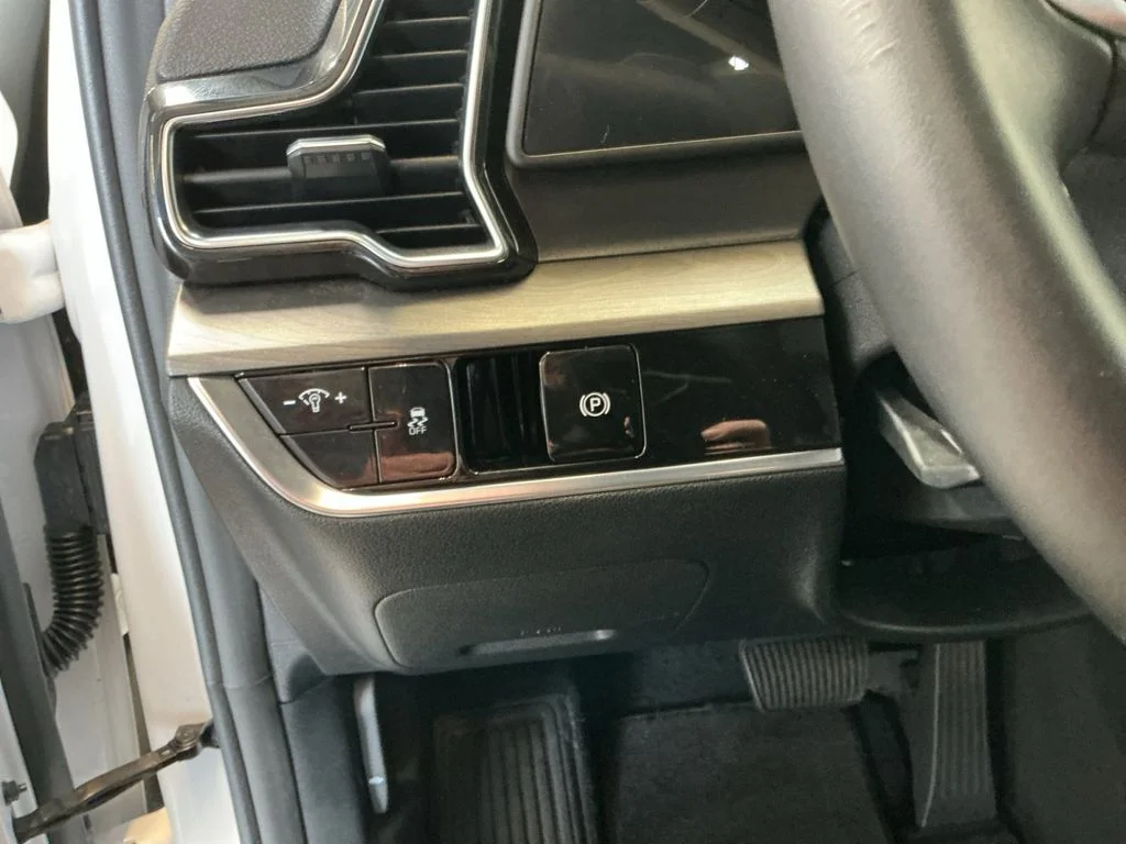 Used 2023 White Kia X-Line image 32