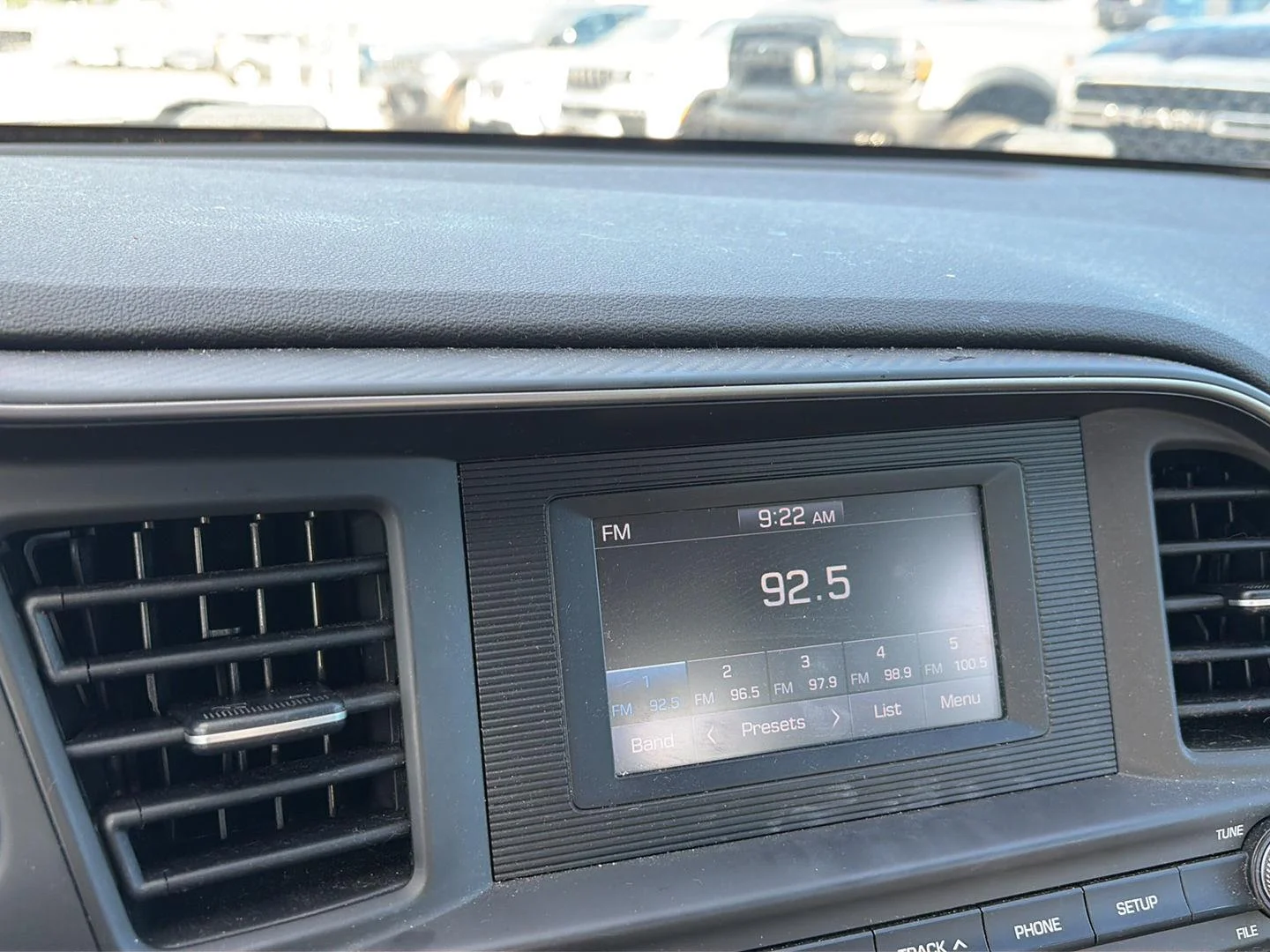 Used 2019 Machine Gray Hyundai SE image 10