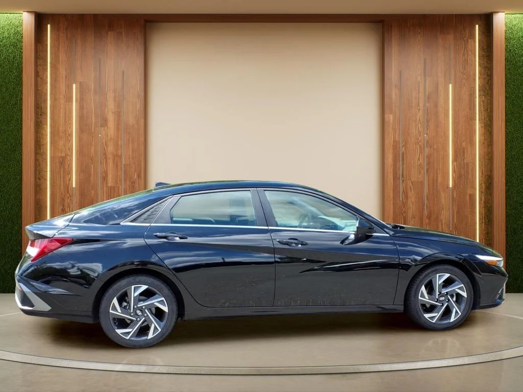 Used 2025 Black Hyundai SEL Convenience image 35