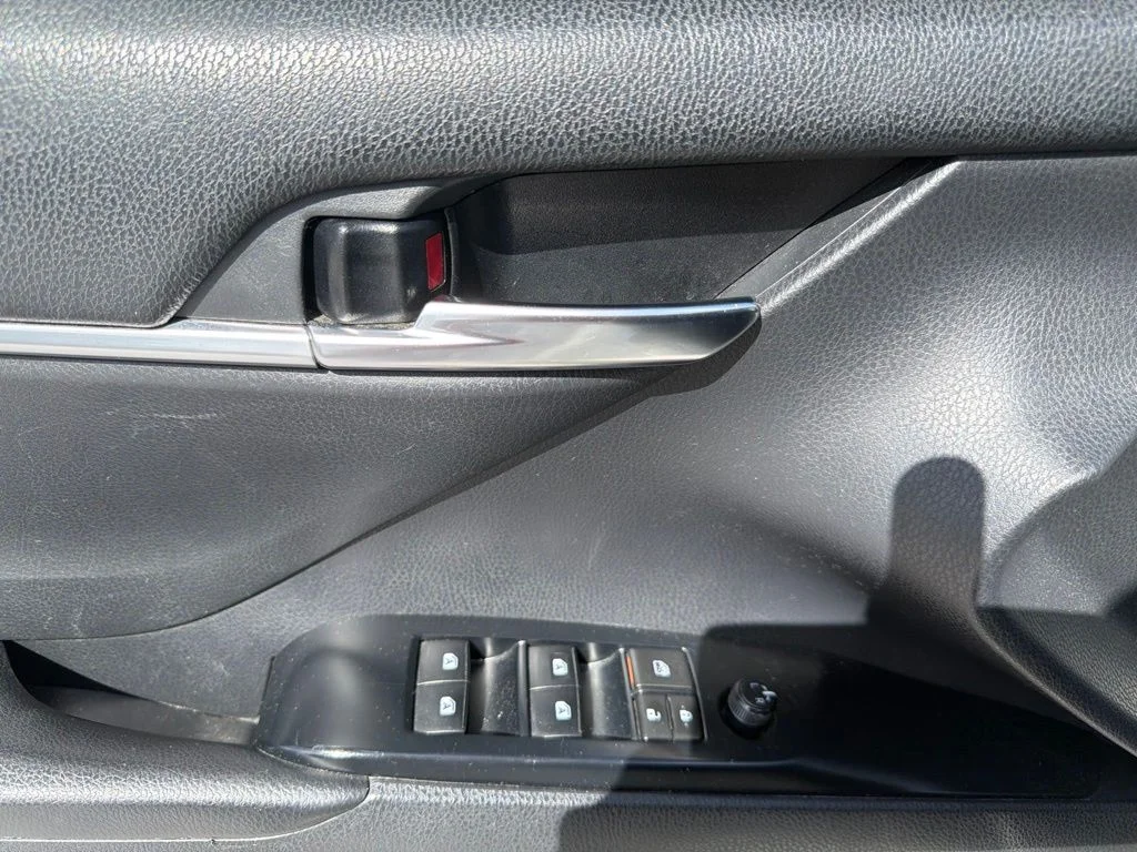 Used 2018 White Toyota SE image 5