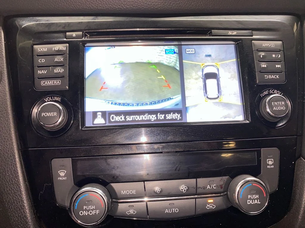 Used 2017 Silver Nissan SL image 21