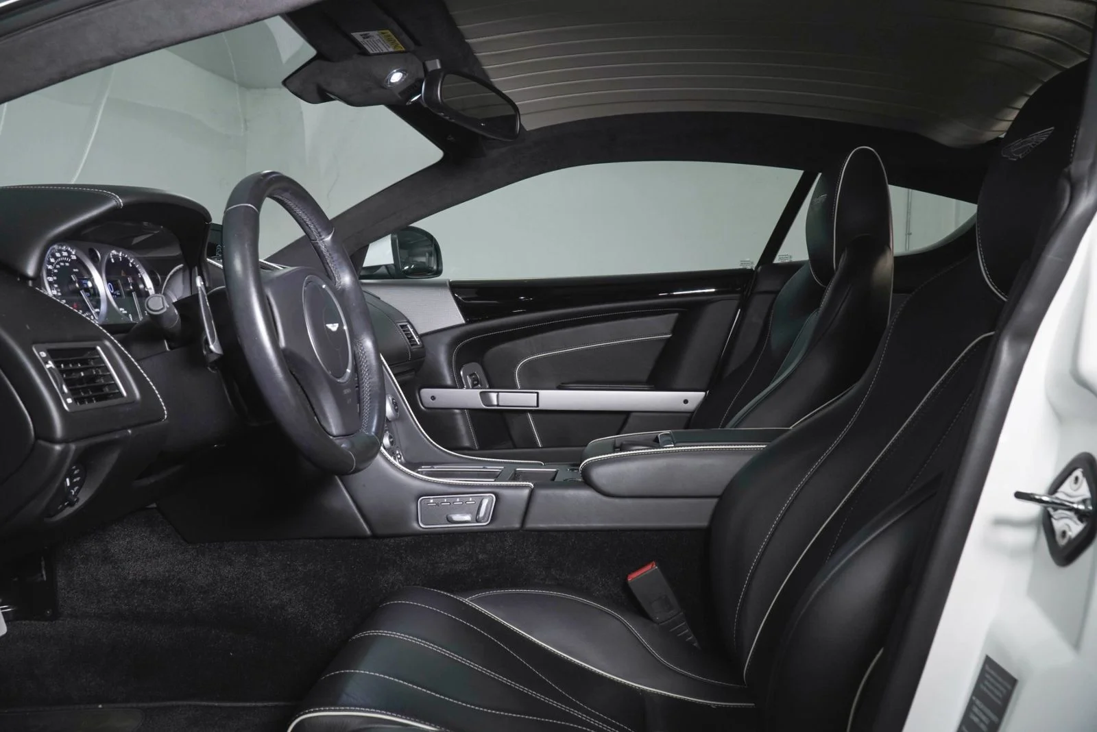 Used 2015 White Aston Martin  image 19