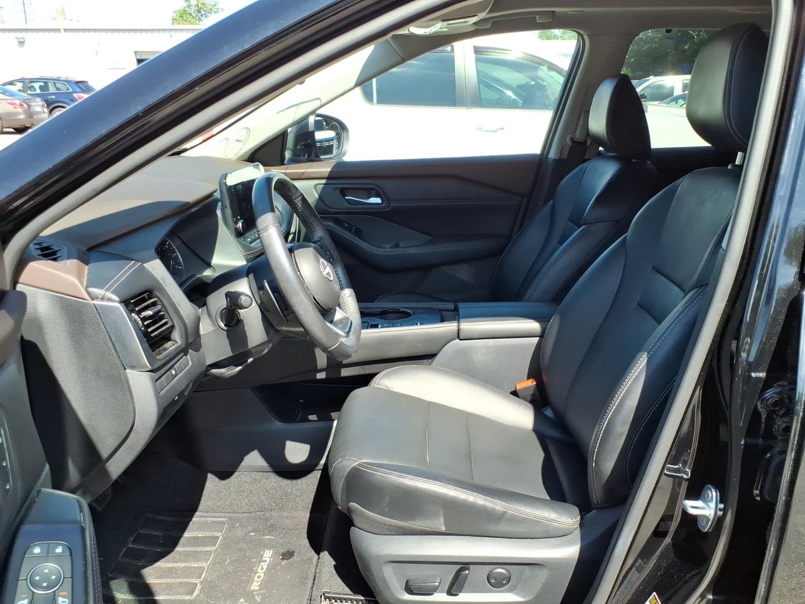 Used 2022 Super Black Nissan SL image 5