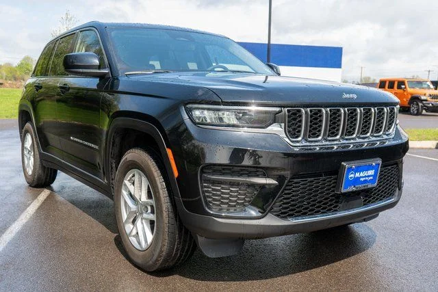 Used 2023 Black Jeep Laredo image 4