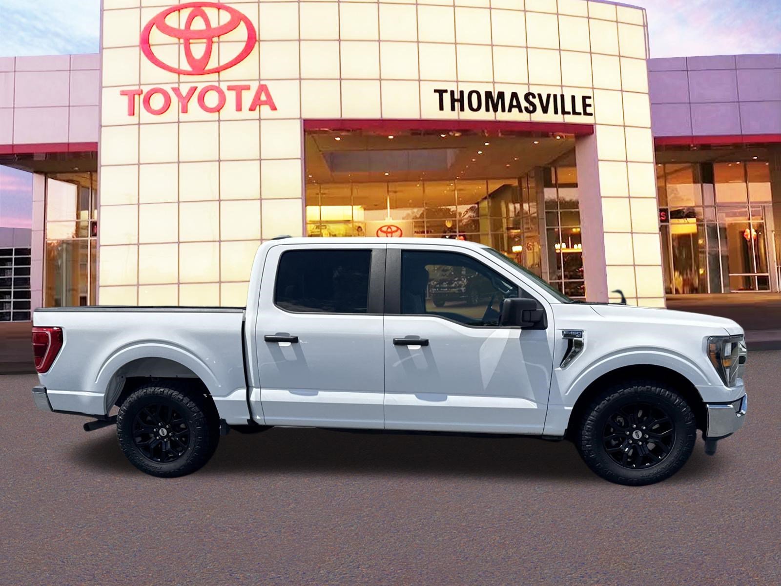 Used 2023 Oxford White Ford XLT image 4