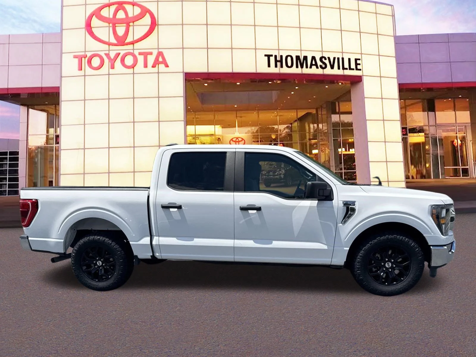Used 2023 Oxford White Ford XLT image 4