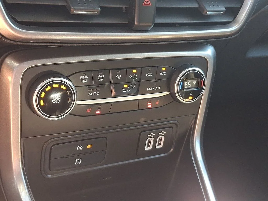 Used 2022 Red Ford SE image 17