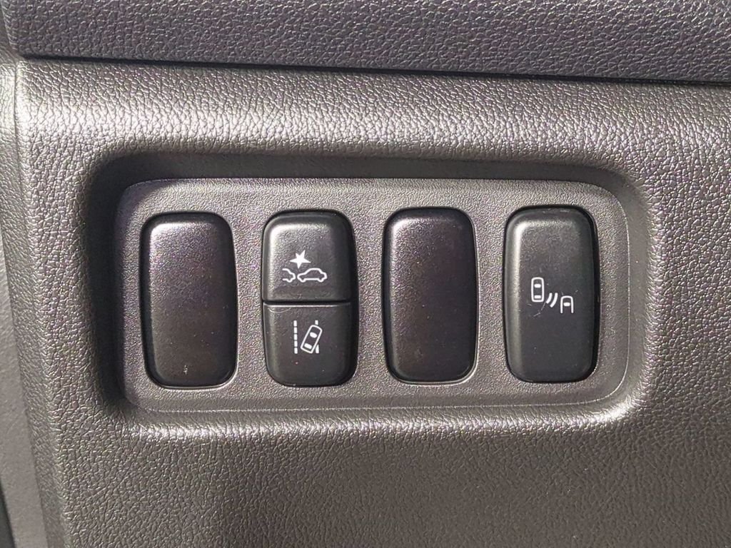 Used 2024  Mitsubishi 2.0 ES image 27