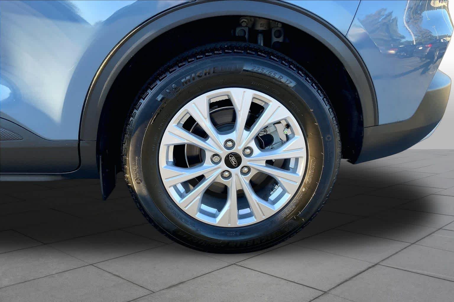 Used 2023 Vapor Blue Metallic Ford Active image 10