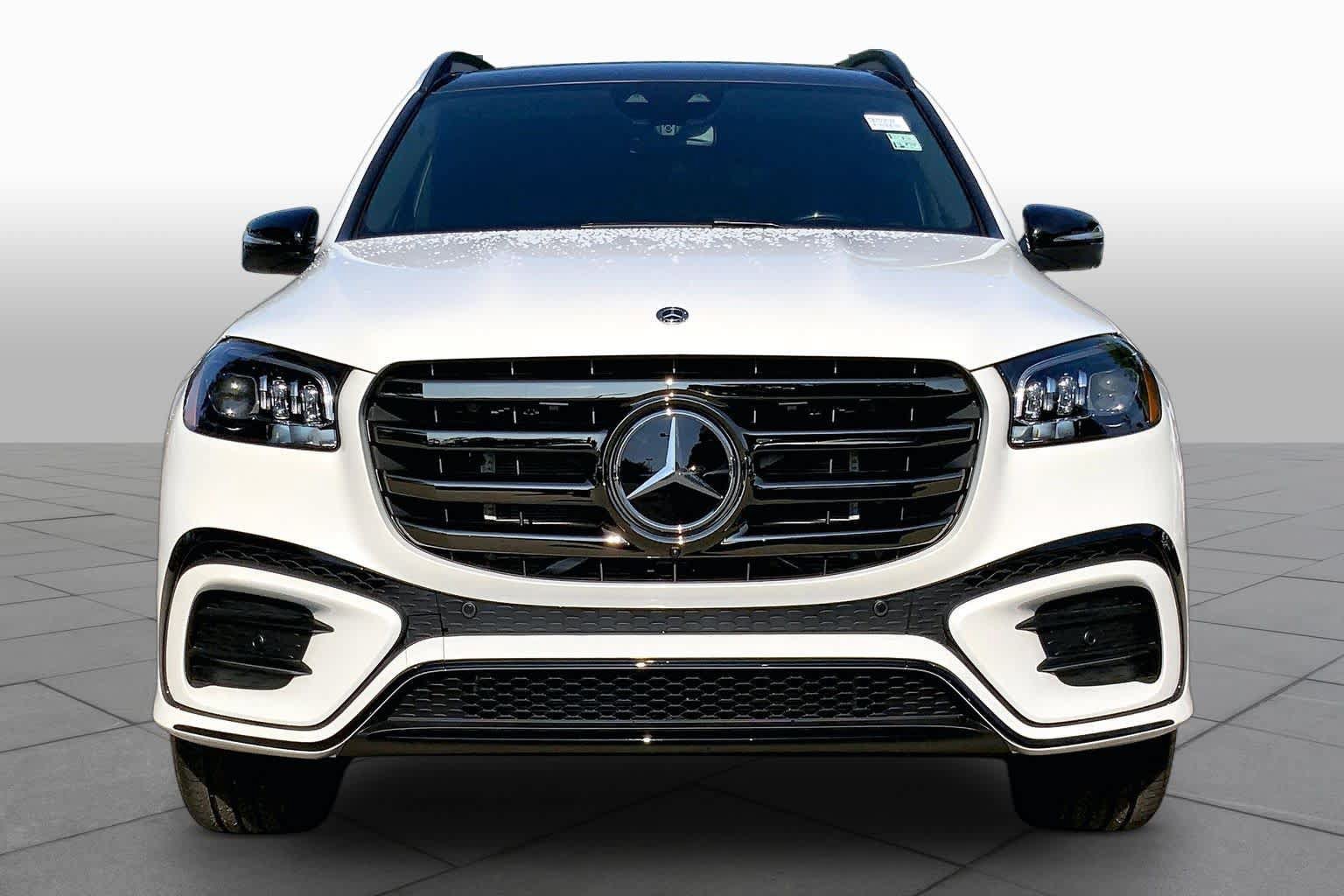 New 2026 MANUFAKTUR Moonlight White Metallic Mercedes-Benz GLS 450 image 3