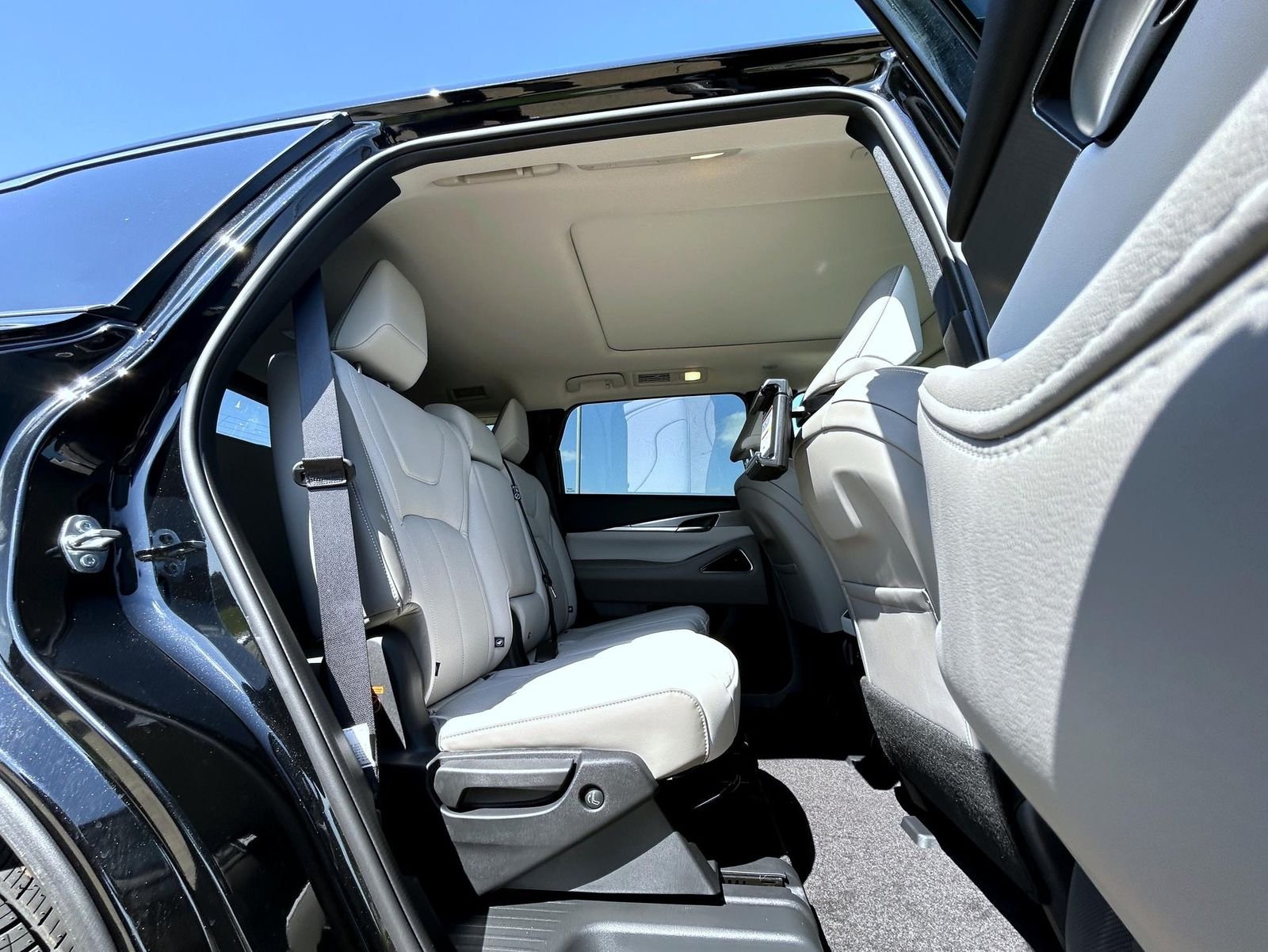 New 2027 MINERAL BLACK INFINITI Luxe AWD image 18